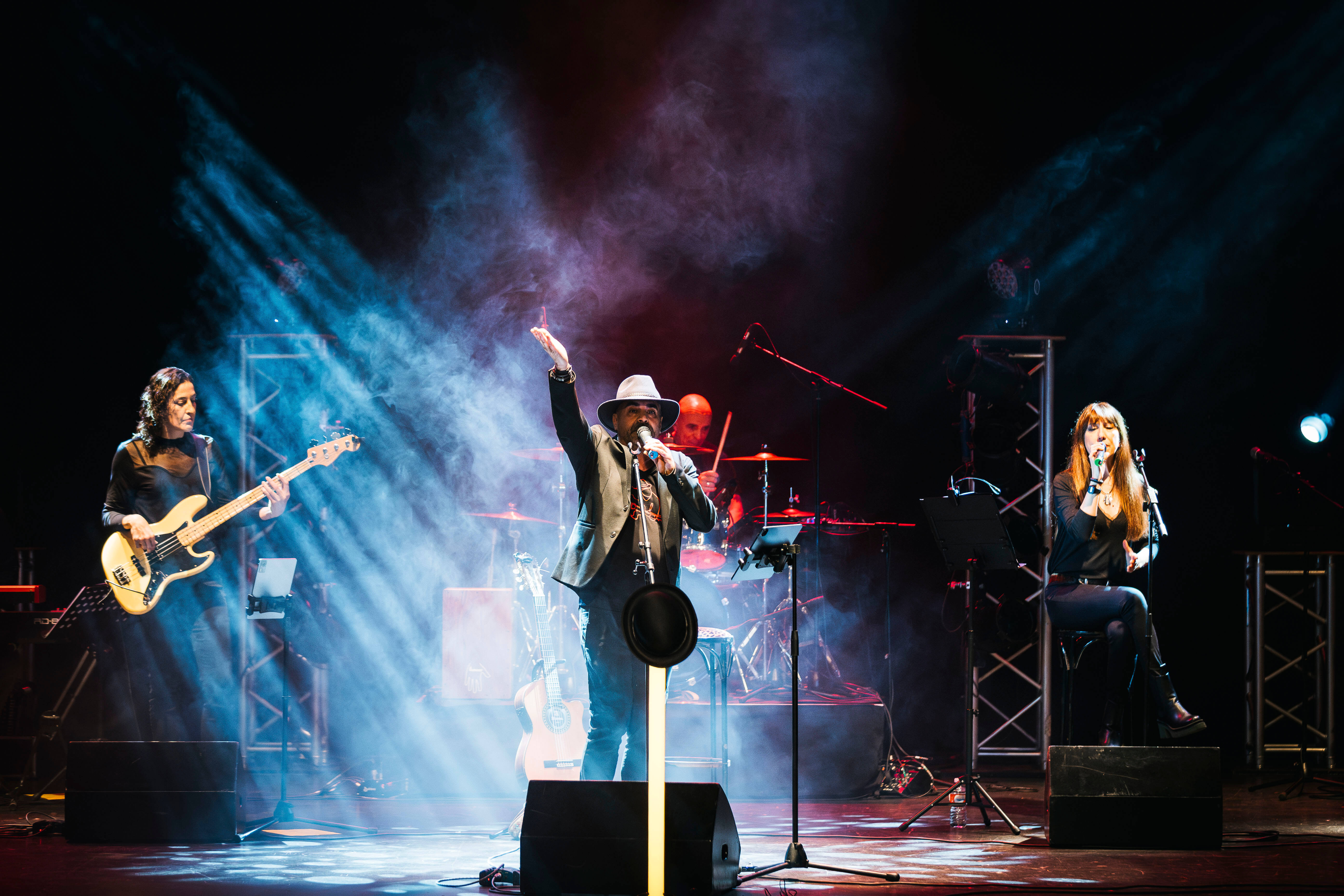 Conductores Suicidas plano medio escenario