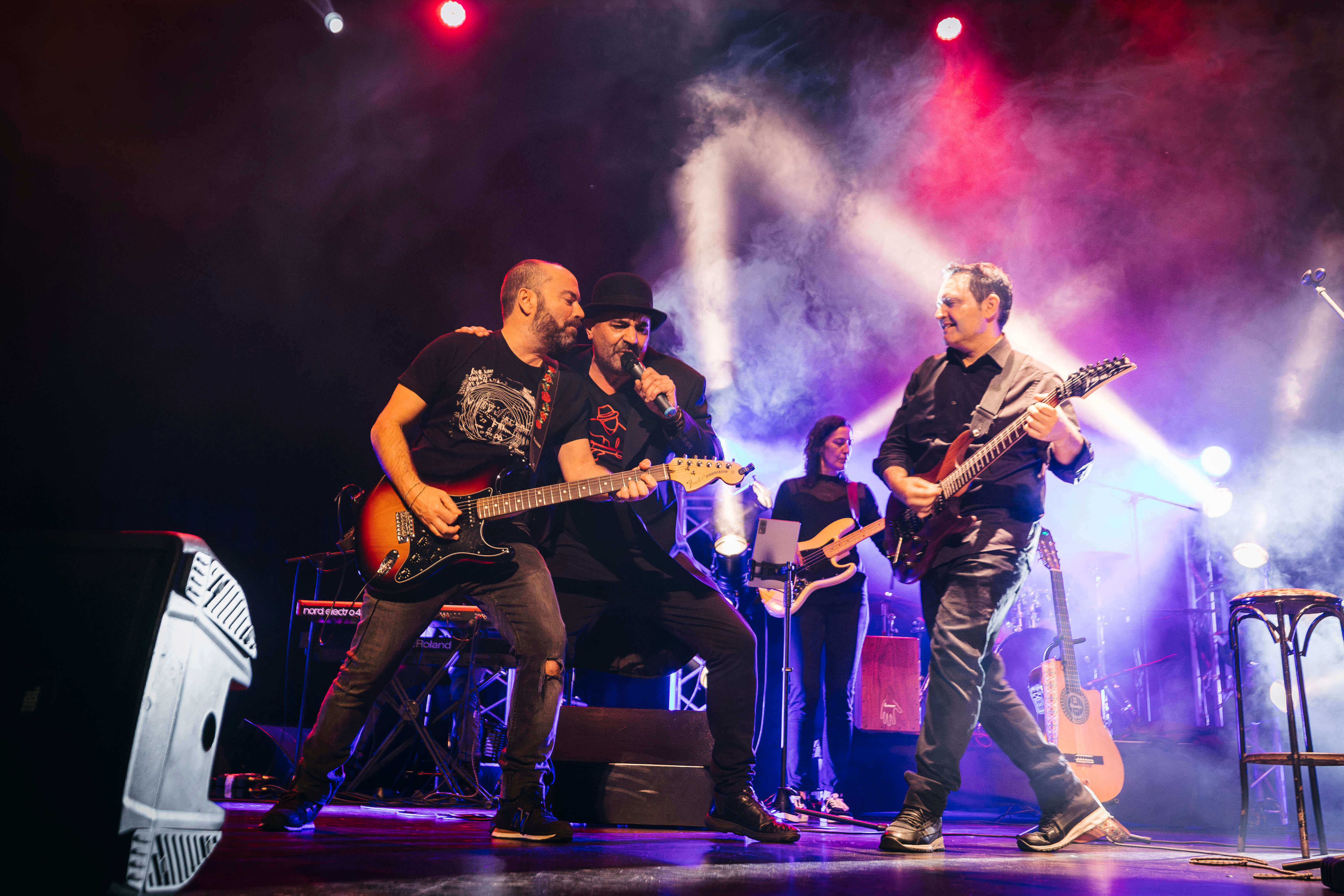 Plano del cantante de Conductores Suicidas con sus dos potentes guitarras