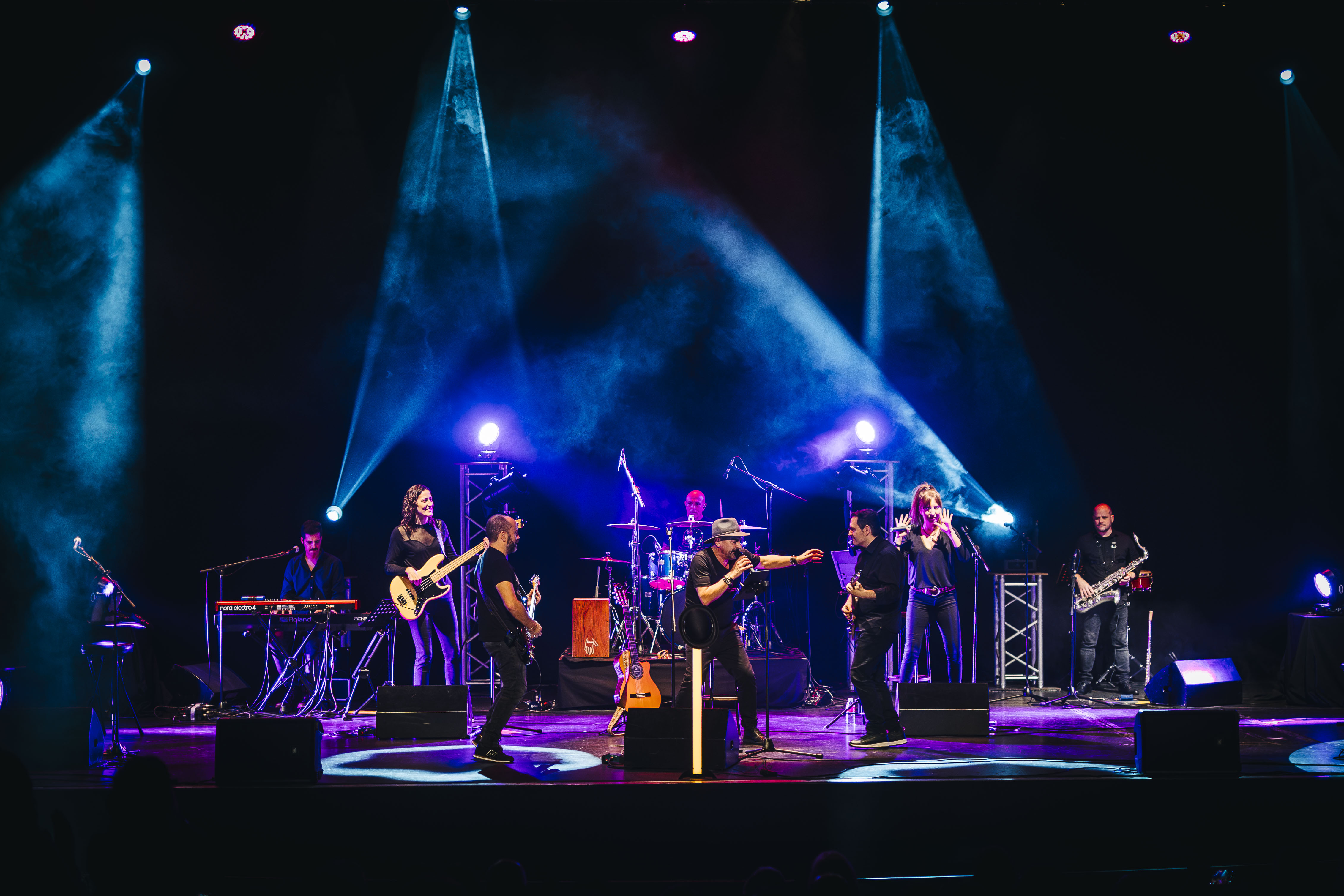 Los ocho a escenario completo