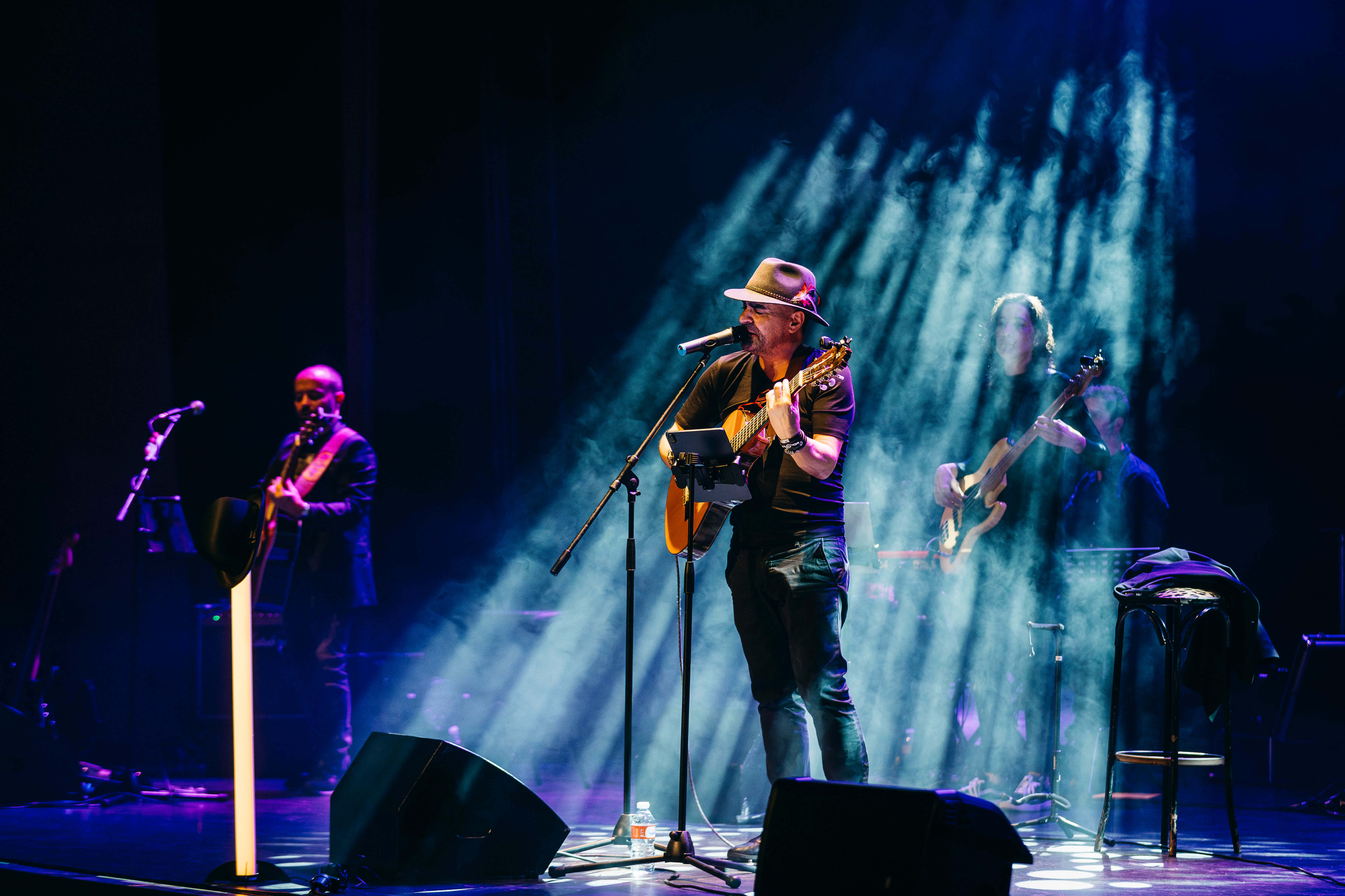 Plano de Rober en lo más profundo de las canciones del Maestro